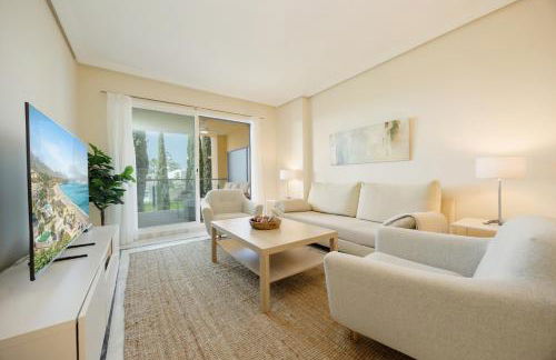 Coastal apartment, with swimming pools and close to the beach, in the tourist Bahia de Marbella - Photo 4