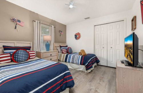 Modern Retreat Pool and Game Room - Foto 34