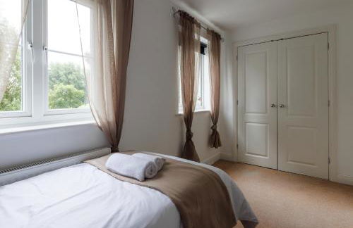 Spacious 4-Bedroom House in Aylesbury Ideal for Contractors Professionals or Larger Families - Foto 47