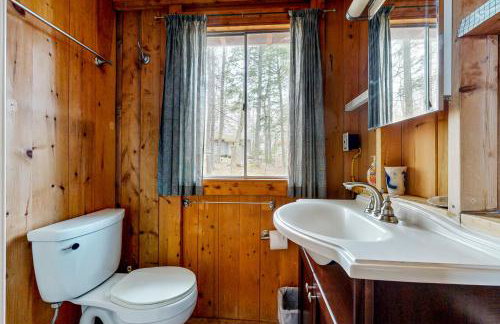 Peaceful 2BR Lakefront Cabin w/ New Dock - Foto 19