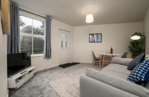 #34 Two bed apt Private Parking Stylish & homely - Photo 28