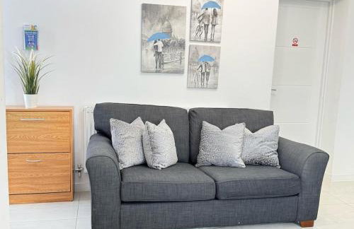 Walnut Luxurious 2-Bedroom with Ensuite - Parking, Netflix, WIFI - Close to Oxford, Bicester & Blenheim Palace - Photo 9