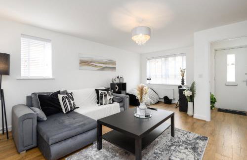 Spacious 3 Bedroom House In Canterbury with Garden and Driveway - Sleeps 7 - Photo 1