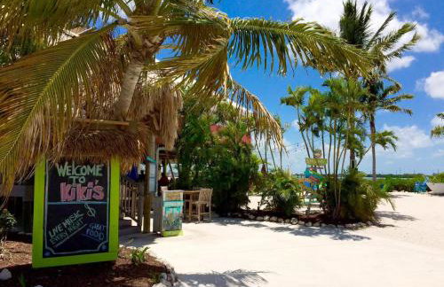 Waterfront Beach House with Dock & Heated Pool - Foto 26