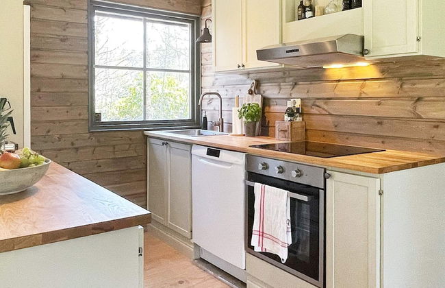 Charming Lakeside Cottage Getaway - Photo 4