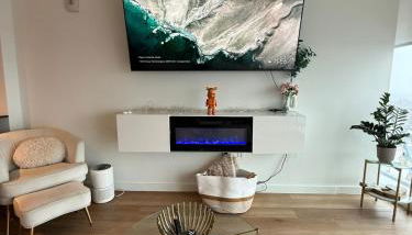 Luxury 1BR w Stunning Floor-to-Ceiling Water Views - Foto 5