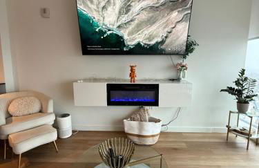 Luxury 1BR w Stunning Floor-to-Ceiling Water Views - Foto 5