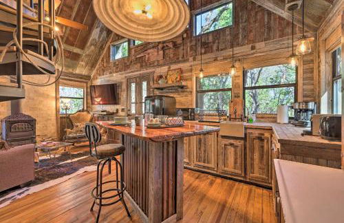 Horse Thief Inn Cabin Retreat with Deck and Hot Tub! - Foto 7
