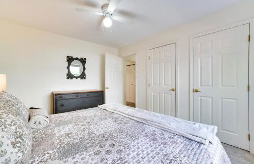 Walloon Lake Getaway with Fire Pit - Walk to Water! - Foto 10