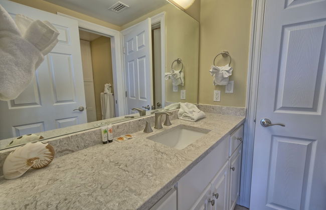 Astonishing Oceanfront Condo with Oversized Balcony to Enjoy Amazing Gulf View - Unit 0204 by RedAwning - Foto 39