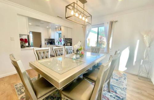 New Charming Spacious Disneyland Pool Home - Photo 45