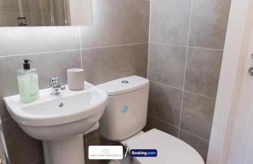 Award-Winning Four Bedrooms House, Parking, WiFi By Derby Short Term Rental Short Lets & Serviced Accommodation Derby - Foto 33