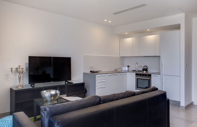 Modern Seaview Apartment In a Prime Location - Photo 3