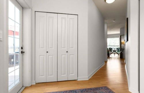 Chic 2BR • King Beds • Huge Patio • 95 Walk Score! - Foto 45