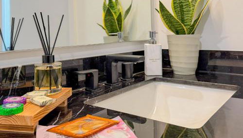 City Skyline Views & Rooftop Pool at District 225 - Foto 4