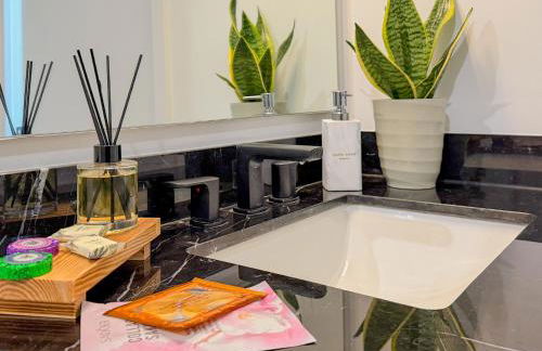 City Skyline Views & Rooftop Pool at District 225 - Foto 4