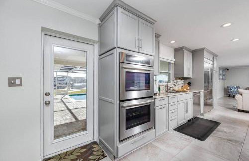 Luxe Private Waterfront Getaway with Pool in Ozona - Foto 17