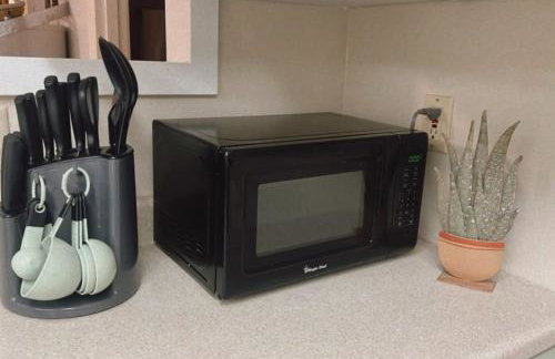 Main St New with AC Monthly stays Charming Cottage KING BED - Foto 43