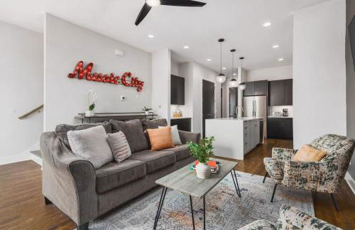 Home with Rooftop Deck & Garage, 2 miles to Downtown Broadway - Foto 14