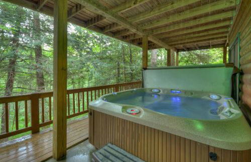 K6 Lodge Gather around the firepit soak in the hot tub and splash in the creek - Foto 4