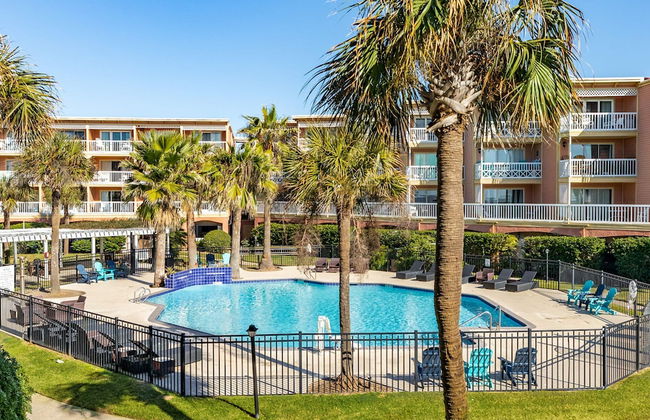 Seaside and Breezy Condo at the Victorian - Foto 27