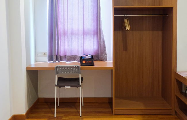 Azalea Suites Cikarang Studio Apartment with Bathtub - Photo 17