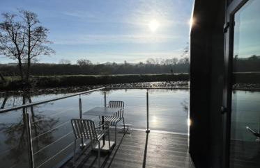 Water Cabin With Water Sports Equipment and Bikes, Bath - Foto 19