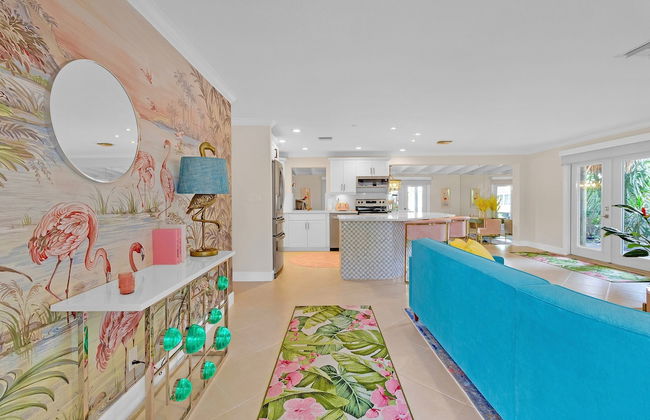 Flirty Flamingo Colorful Waterfront Escape w Pool - Foto 1