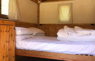 Otter Camp Private Riverside Glamping with Hot Tub - Foto 31