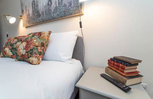 Heron Stays Bath- Historic Pub Retreat, Original Beams, Parking, Sleeps 9, 3 Miles to Bath Central - Photo 18