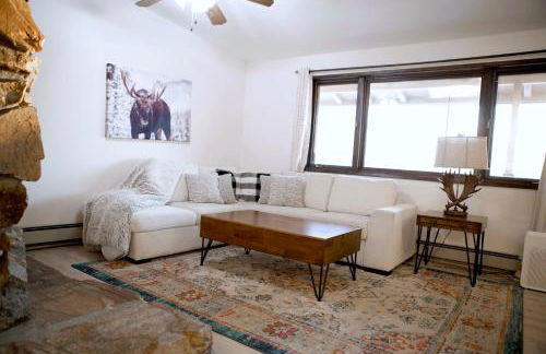 Whole House Aurora View with Hot tub, Sauna and AC - Photo 6