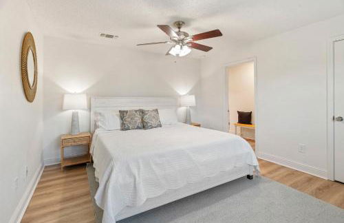 Mins to Casino & Beach Fire Pit Large Yard Decks - Foto 12