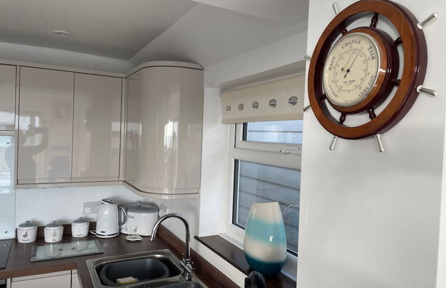 Contemporary Beachfront Bungalow With Direct Access to the Sea - Foto 9