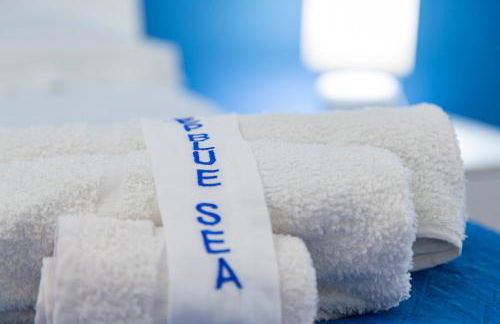 Deep Blue Sea - Photo 3