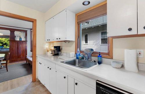 3BR Home Large Kitchen Mins To DwnTwn - Photo 18