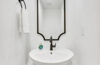 Luxury and Spacious Home with Private Garage and Fire Pit - Foto 32