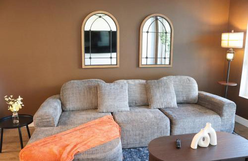 Resort-Style APT with Pool, Gym & Parking 10min to Disneyland - Foto 1