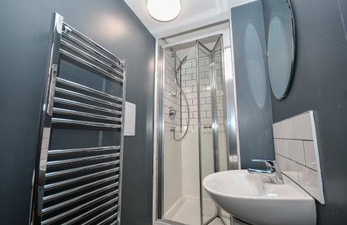 Spacious 7 Bedroom Budget Apartment in Headingley - Photo 20