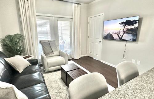 Walk to Stadium, 2 Parking Spots, Balcony & Pool - Foto 1