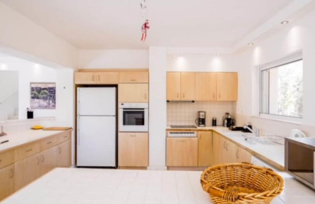 Deluxe 5 Bdrm Villa w Pool Next to the Beach - Photo 8