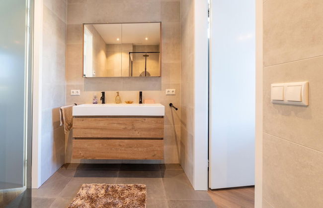 Cozy Villa With Lakeside Views - Photo 22