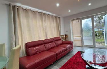 Nicely furnished 2 Bedroom Property Independent with Parking - Foto 18