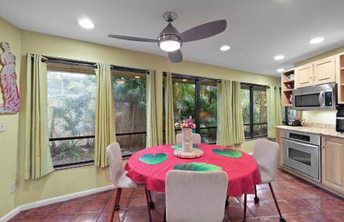 Beach Paradise Getaway - 200ft from Beach! - Foto 46