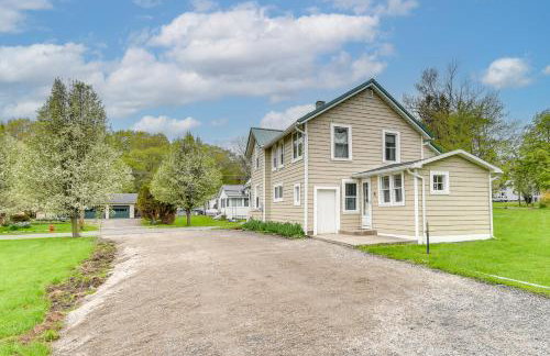 Walk to Beach! Sodus Point Escape with Private Yard - Foto 34