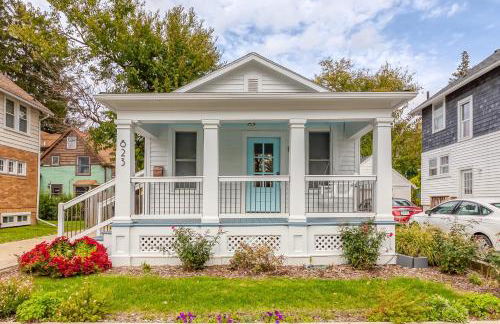 3 Bedroom Greek Revival Cottage Walk to Big House - Foto 1
