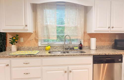 Spacious 4BR House Sleeps 9 Outdoor Lounge with Fire Pit plus Games - Foto 36