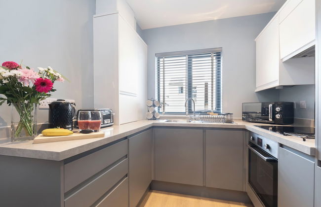 Elliot Oliver - Cosy 2 Bedroom Town Centre Apartment - Photo 6