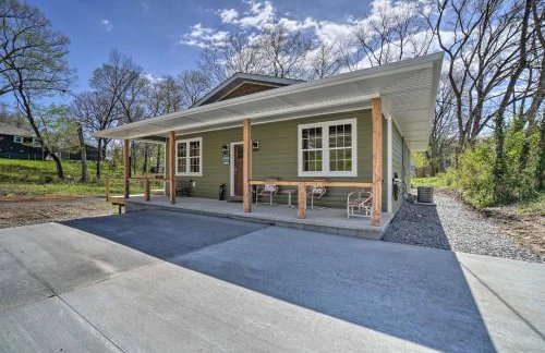 Modern Retreat with Deck Walk to White River! - Foto 1