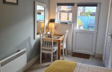 Quiet self contained studio flat near town centre and university - Foto 8