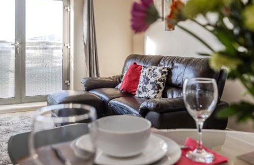 Waterfront Quayside Apartment with secure parking & lift, Ideal for Mobility Users - Foto 1